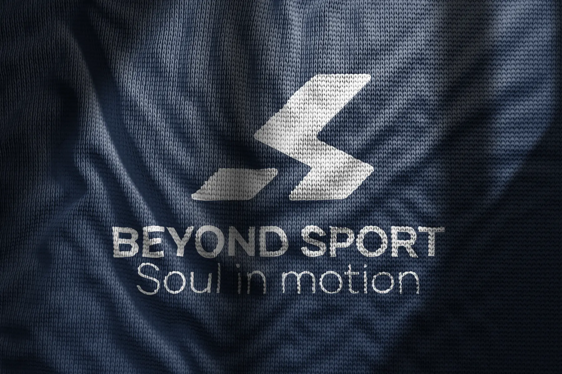 Marchio Beyond Sport ricamato su tessuto tecnico